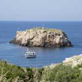 Arriviamo ora sul lungomare Colombo, a sud del centro storico, dove sorge il Museo d�arte contemporanea dedicato a Pino Pascali. Da qui in poi � possibile scorgere lo �scoglio dell�eremita� che fa capolino fra le onde: un isolotto su cui impera una croce e che deve il suo nome a un religioso che secoli fa vi avrebbe vissuto in solitudine (foto di Antonio Caradonna)